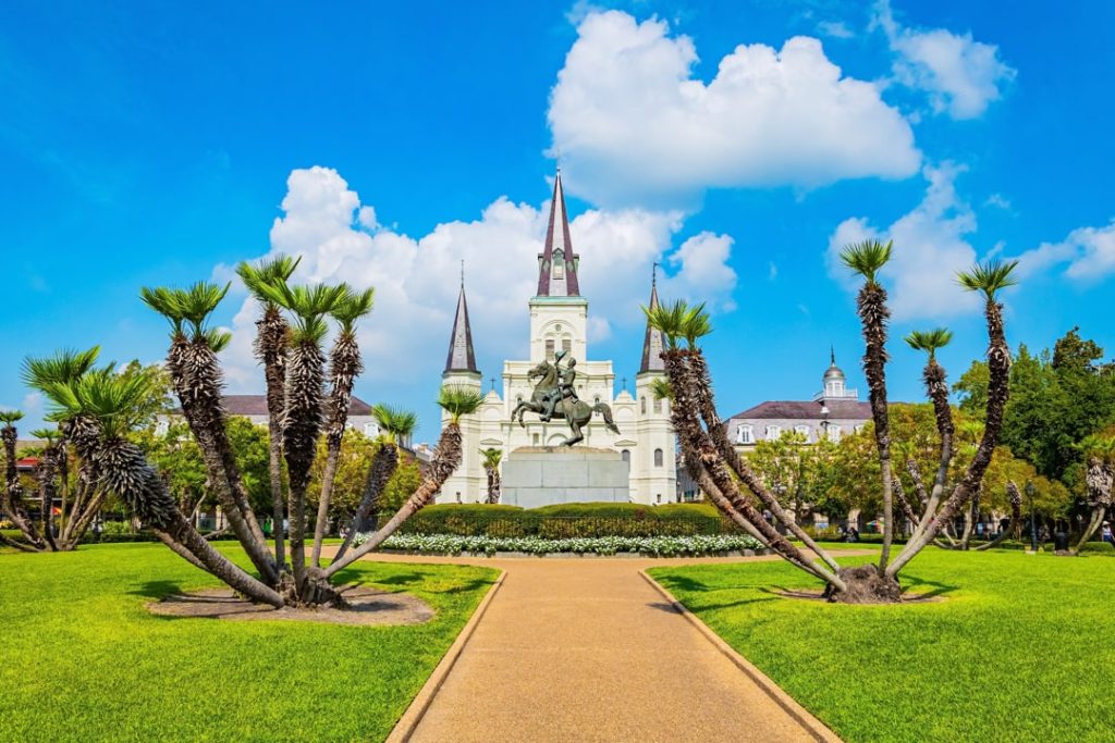 Het ruiterstandbeeld van Andrew Jackson voor de St. Louis Cathedral op Jackson Square in New Orleans, omgeven door palmbomen