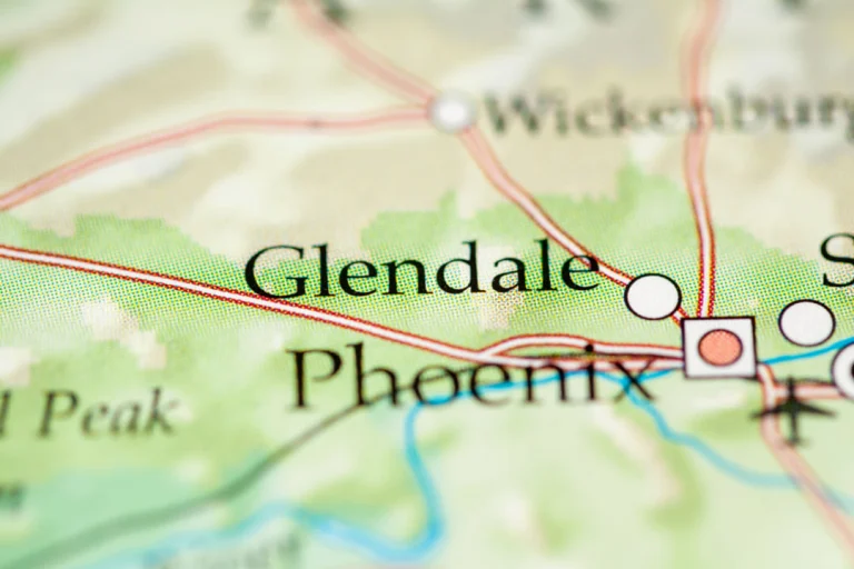 Landkaart met Glendale, Phoenix en Wickenburg in Arizona met wegen en een rivier in beeld