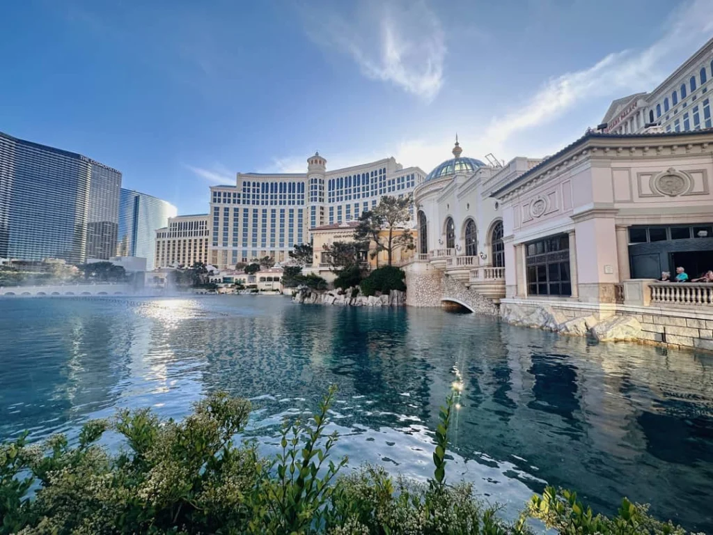 Hotel Bellagio met koepeldak aan een meer, met kleine golven op het water op de Las Vegas Strip