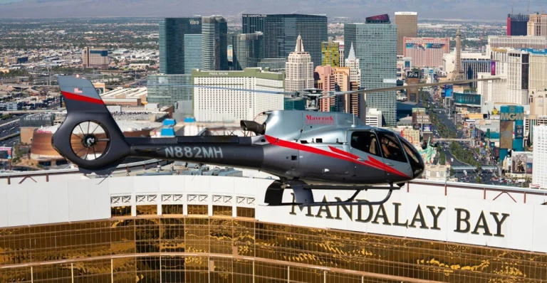 Een helikopter vliegt over het Mandalay Bay hotel met op de achtergrond de wolkenkrabbers van de Las Vegas Strip