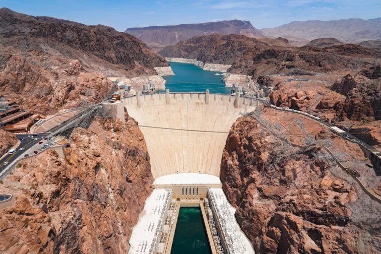 Luchtfoto van de Hooverdam bij Las Vegas, met het stuwmeer en rotsachtige canyonwanden eromheen