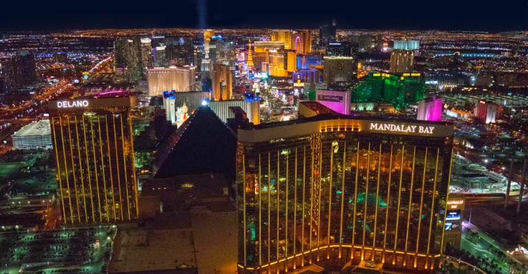 Luchtfoto bij nacht van de Las Vegas Strip met de verlichte hotels Delano, Luxor en Mandalay Bay