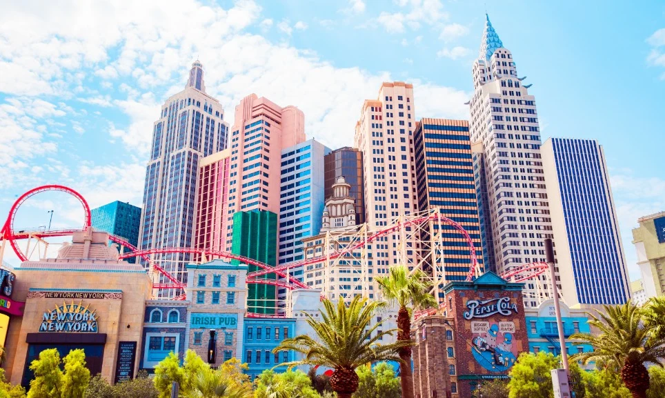 Wolkenkrabbers en een rode achtbaan van het New York New York hotel op de Strip in Las Vegas onder een blauwe lucht