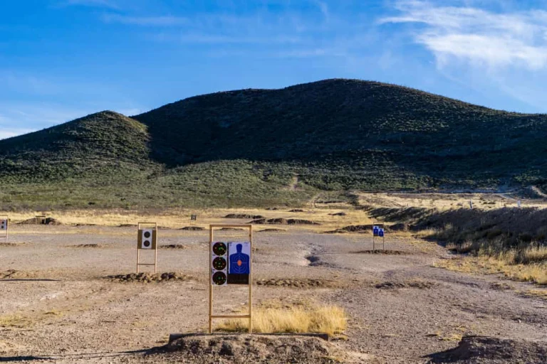 Buitenschietbaan in een dor woestijnlandschap bij Las Vegas met verschillende doelwitten en een kale heuvel op de achtergrond