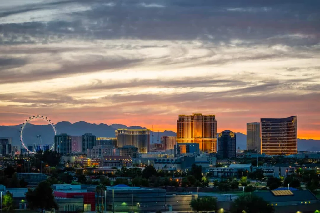 Kleurrijke zonsondergang boven de skyline van Las Vegas met het verlichte reuzenrad High Roller en hotels van de Strip