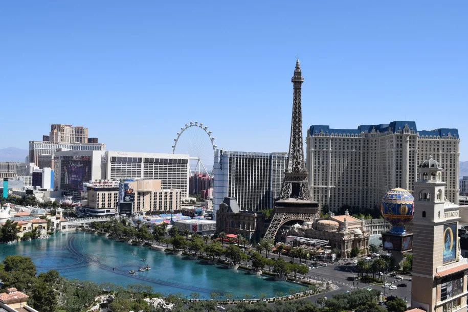 Skyline van Las Vegas overdag met de nagebouwde Eiffeltoren, het reuzenrad en het meer bij het Bellagio hotel