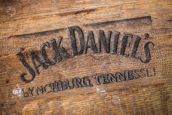 Close-up van de tekst Jack Daniel's Lynchburg Tennessee, gebrand in een houten plank