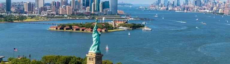 Luchtfoto van het Vrijheidsbeeld met Ellis Island en de skyline van Manhattan op de achtergrond