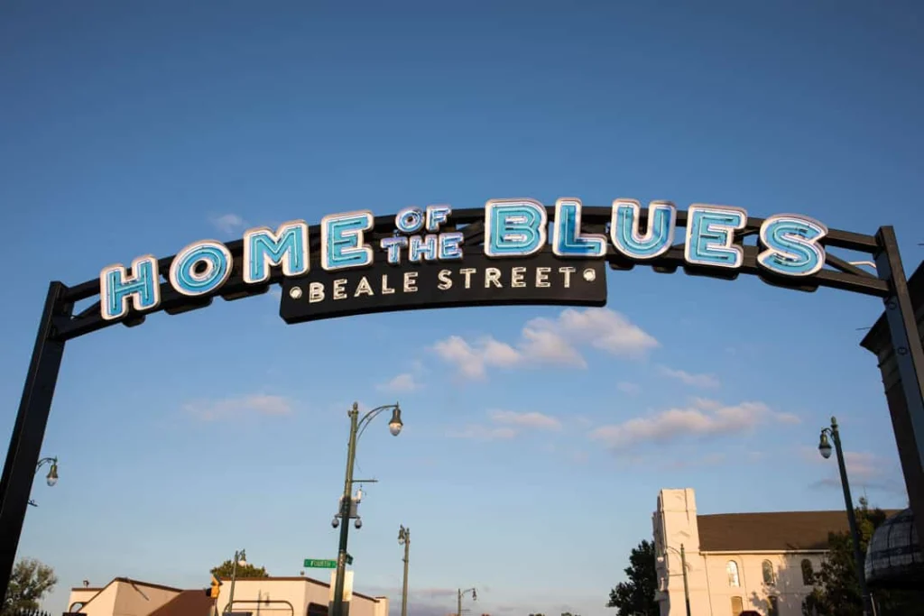 Grote lichtreclame boven Beale Street in Memphis met de tekst home of the blues tegen een blauwe lucht