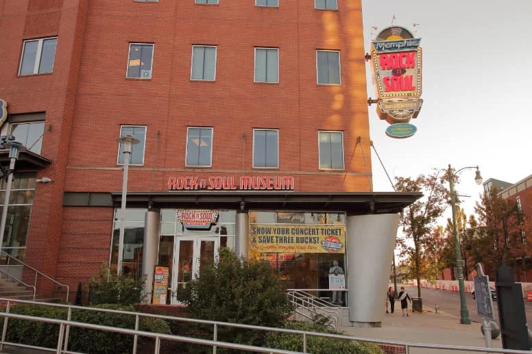 Bakstenen gebouw in Memphis met de ingang van het Rock 'n Soul Museum en een grote neonreclame op de gevel