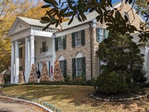 Statige villa met witte zuilen en groene luiken van Graceland, het voormalige huis van Elvis Presley in Memphis, in herfstsfeer