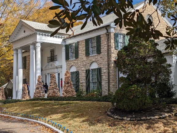 Statige villa met witte zuilen en groene luiken van Graceland, het voormalige huis van Elvis Presley in Memphis, in herfstsfeer