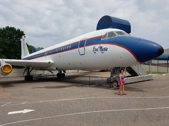 Wit en blauw privévliegtuig met de naam Lisa Marie op de romp, tentoongesteld op het terrein van Graceland in Memphis