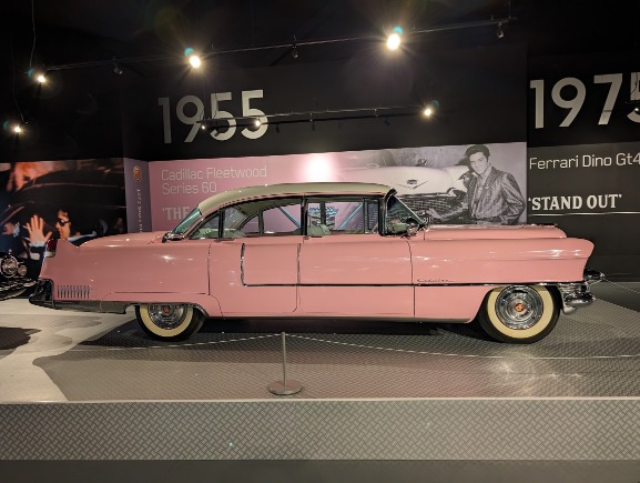 Klassieke roze Cadillac Fleetwood uit 1955 tentoongesteld in het automuseum van Graceland in Memphis