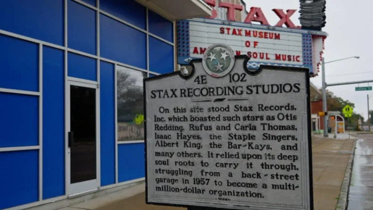 Informatiebord over Stax Recording Studios voor het blauwe gebouw van het Stax Museum of American Soul Music in Memphis