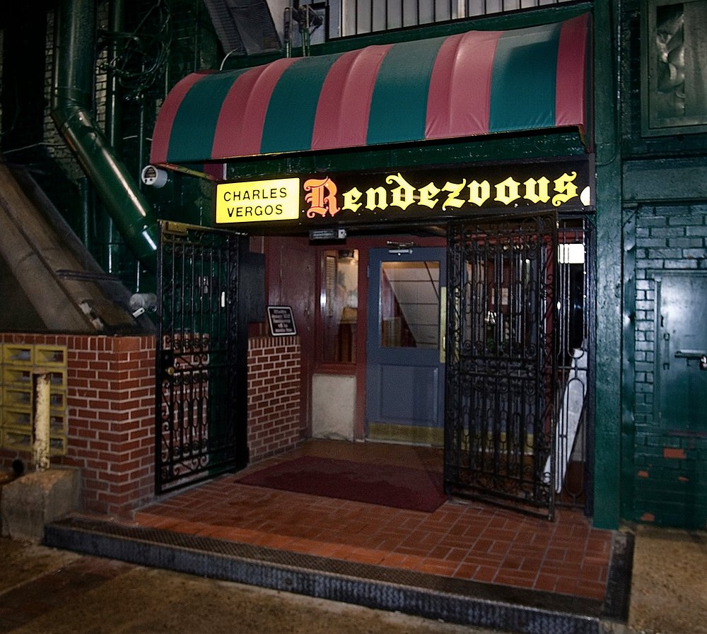 Rood en groen gestreepte luifel boven de ingang van het beroemde ribrestaurant Rendezvous in een steegje in Memphis