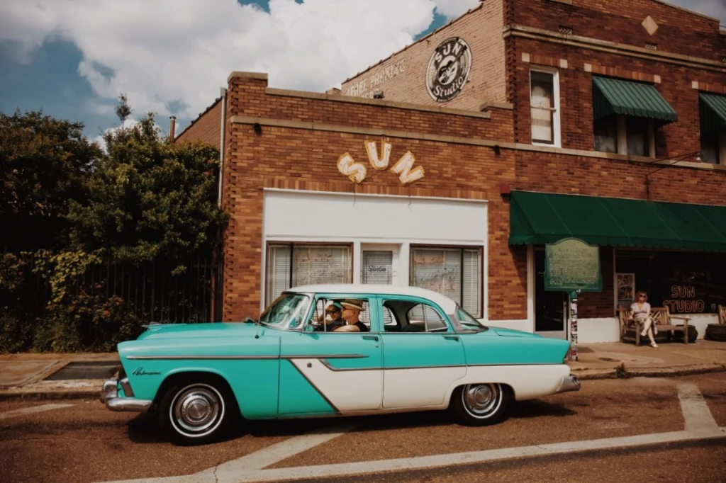 Turquoise klassieke jaren vijftig auto geparkeerd voor de bakstenen gevel van het beroemde Sun Studio in Memphis