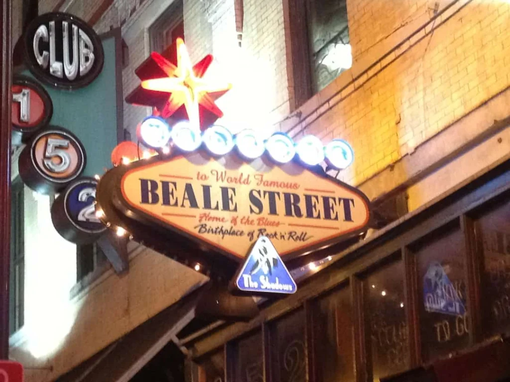 Verlicht ouderwets neonbord met de tekst wereldberoemde Beale Street, de bakermat van de blues en rock en roll, bij nacht