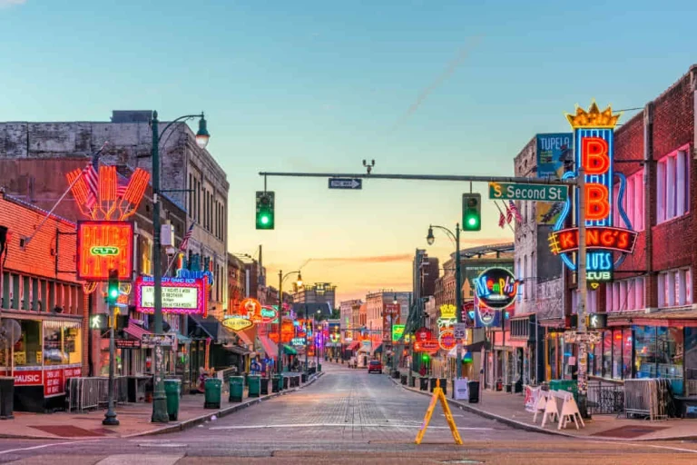 Lege straat met kleurrijke neonreclames van clubs zoals BB King's op Beale Street in Memphis tijdens de schemering