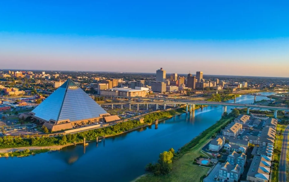 Luchtfoto van Memphis in Tennessee met een opvallende glazen piramide naast de rivier en de wolkenkrabbers van het centrum op de achtergrond