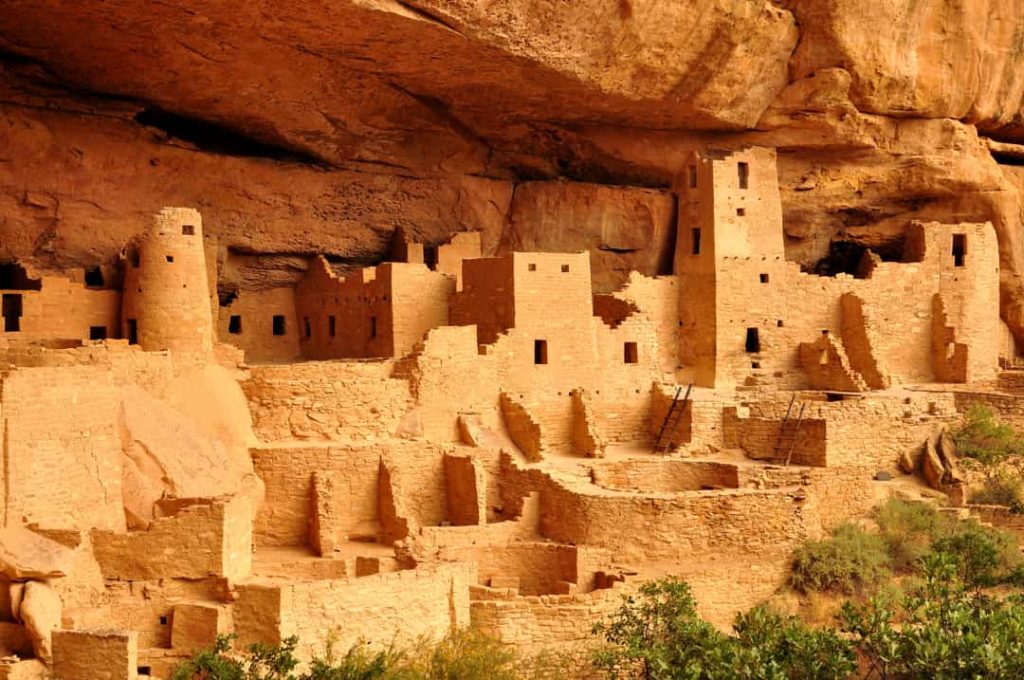 Overblijfselen van een oud indianendorp gebouwd onder een overhangende rotswand in Mesa Verde National Park in Colorado