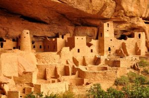 Overblijfselen van een oud indianendorp gebouwd onder een overhangende rotswand in Mesa Verde National Park in Colorado