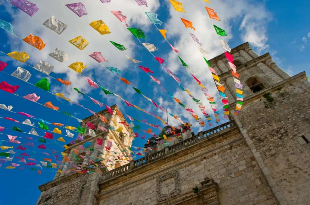 Kleurrijke papieren vlaggetjes hangen in slingers boven het plein voor de kerk van San Servacio in Valladolid