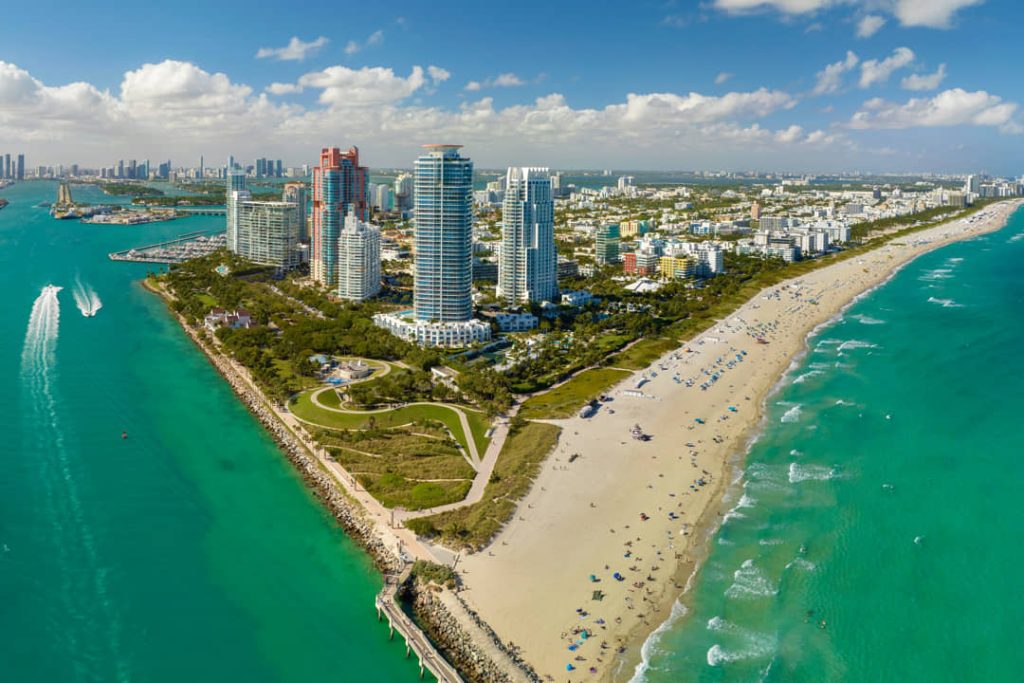Luchtfoto van een groen park op de landtong van Miami Beach met wolkenkrabbers, strand en turquoise water eromheen