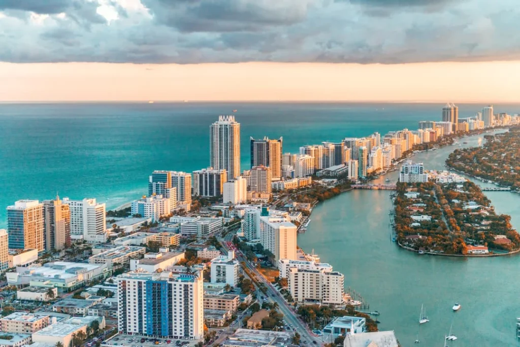 Luchtfoto van Miami in Florida met wolkenkrabbers, kustlijn en een jachthaven bij zonsondergang