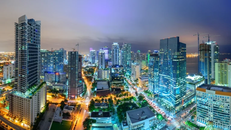 Uitzicht over de skyline van Miami bij nacht met talloze verlichte wolkenkrabbers en drukke straten
