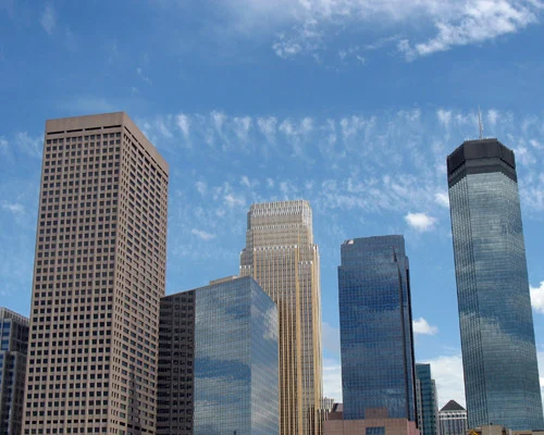 Verschillende wolkenkrabbers van Minneapolis steken af tegen een blauwe lucht met sluierwolken