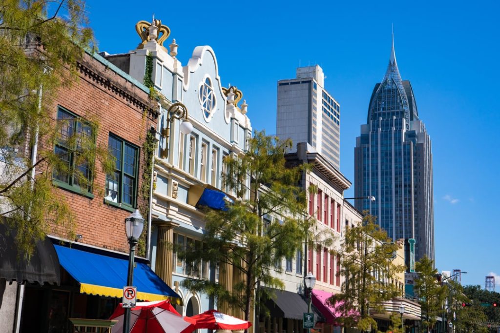 Kleurrijke negentiende eeuwse winkelpanden met sierlijke gevels langs Dauphin Street in het centrum van Mobile, Alabama