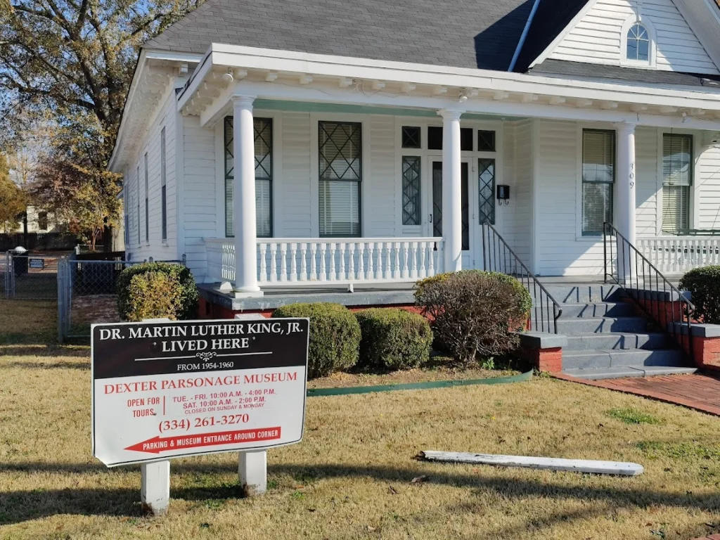Wit houten huis met veranda in Montgomery, met op het gazon een bord van het Dexter Parsonage Museum waar Dr. Martin Luther King Jr. woonde