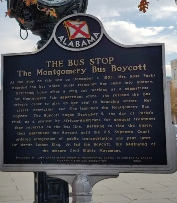 Informatiebord in Montgomery Alabama vertelt het verhaal van Rosa Parks en de Montgomery Bus Boycott uit 1955