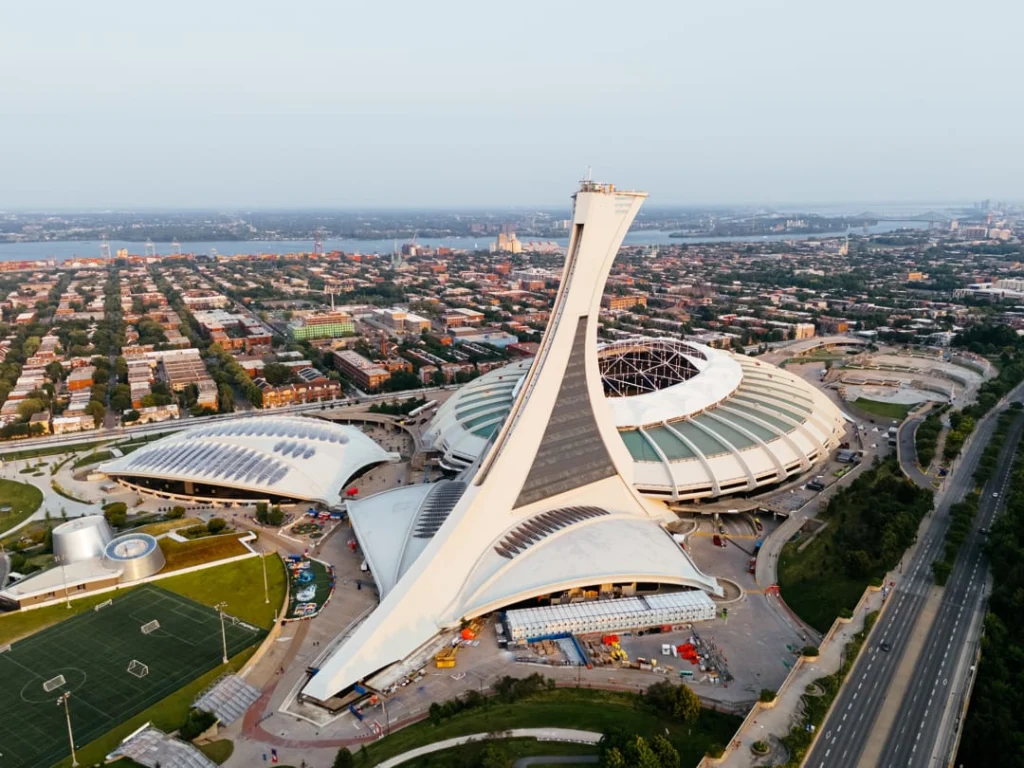 Luchtfoto van het opvallende gebogen toren van het Olympisch Stadion met de stad en rivier op de achtergrond