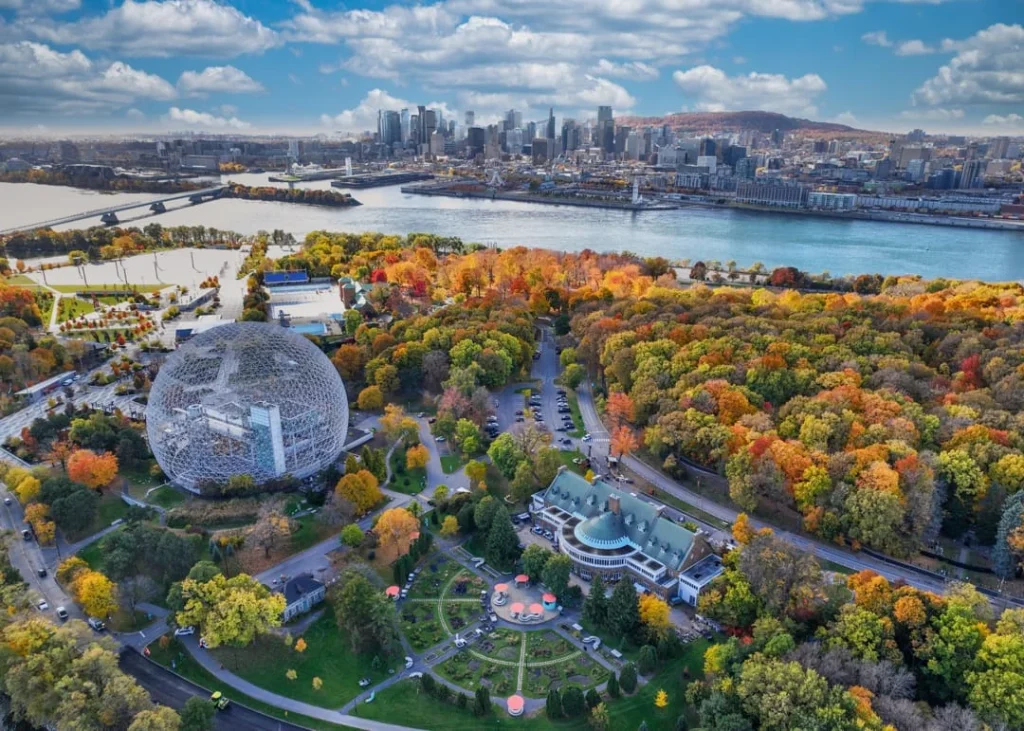 Luchtfoto van het park Jean Drapeau met de Biosphère en tuinen en de skyline van Montréal op de achtergrond