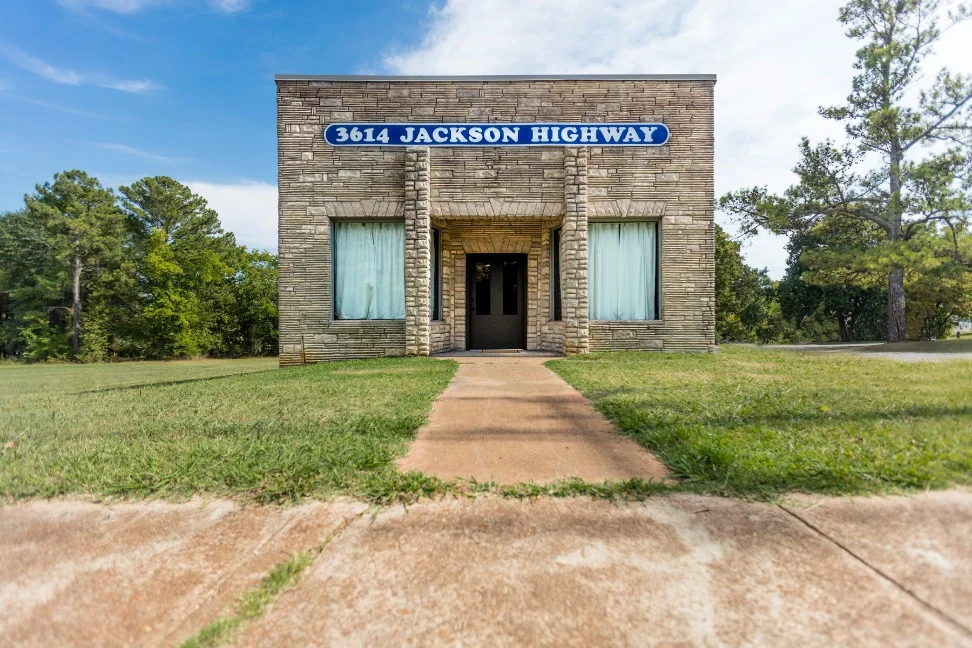 Laag stenen gebouw met een bord 3614 Jackson Highway, de beroemde muziekstudio Muscle Shoals Sound Studio in Alabama