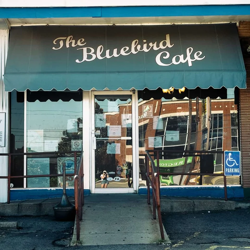 De blauwgroene luifel met de naam The Bluebird Cafe hangt boven de ingang van dit bekende muziekcafe in Nashville