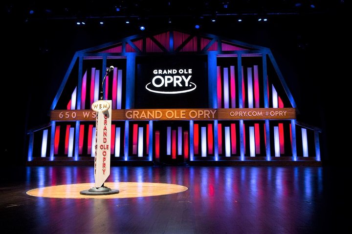 Losse microfoon op een houten cirkel midden op het verlichte podium van de Grand Ole Opry in Nashville