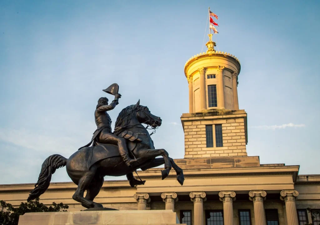 Bronzen ruiterstandbeeld met geheven hoed voor de gouden koepeltoren van het Tennessee State Capitol in Nashville