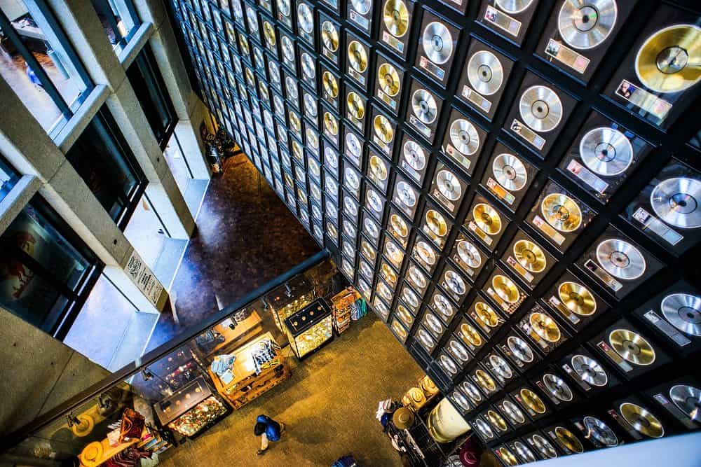 Bovenaanzicht van een hoge muur volledig bedekt met gouden en platina platen in het museum de Country Music Hall of Fame in Nashville