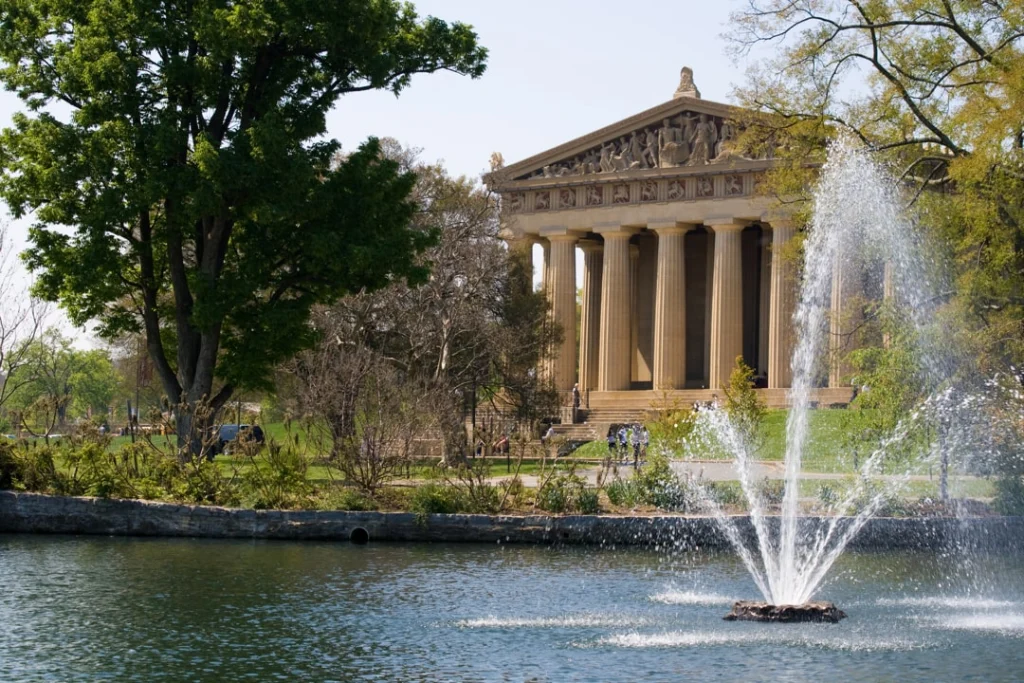 Springende fontein in een vijver met op de achtergrond de zuilengalerij van de Parthenon replica in Centennial Park in Nashville