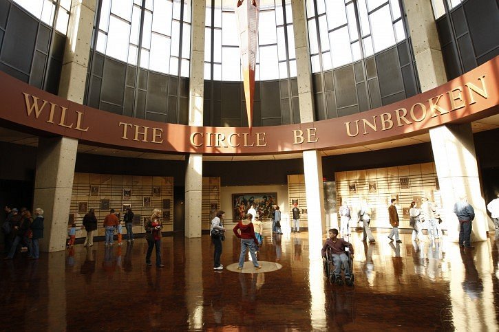 Bezoekers lopen door de ronde hal met de tekst will the circle be unbroken boven de ingang van de Country Music Hall of Fame in Nashville