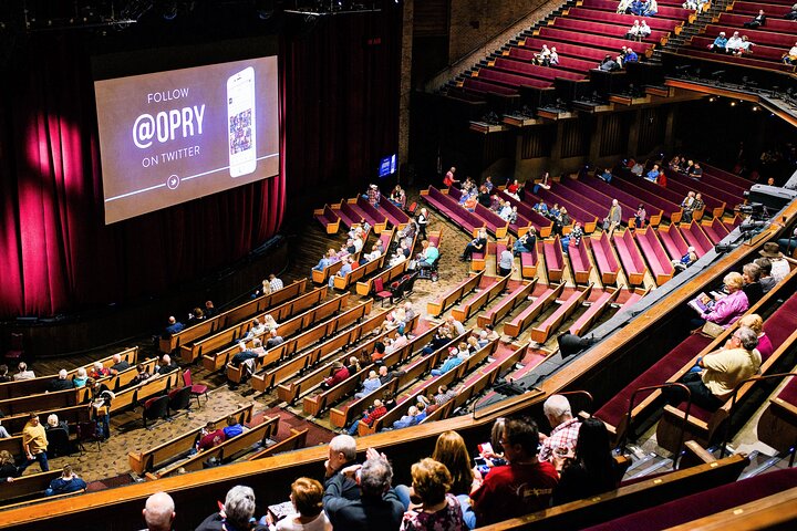Rijen rode theaterstoelen in de concertzaal van de Grand Ole Opry gezien vanaf een hoger gelegen tribune