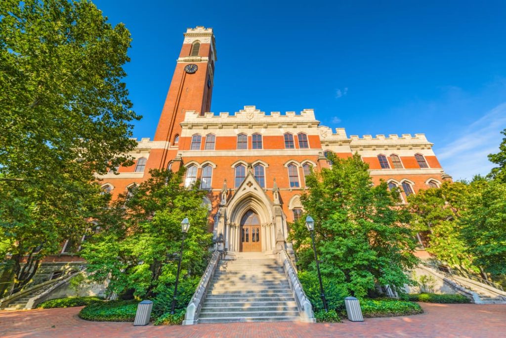 Rood bakstenen universiteitsgebouw met een hoge klokkentoren en brede trap op de campus van Vanderbilt University in Nashville