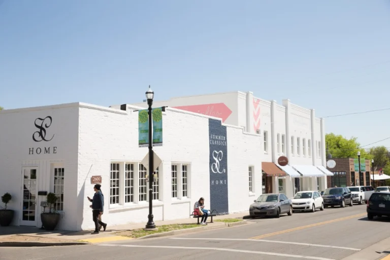 Witte winkelpanden met geparkeerde auto's in de populaire winkelstraat van wijk 12 South in Nashville
