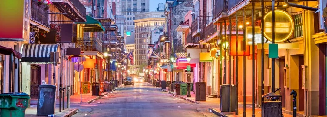 Lege straat met balkons en gekleurde lichtjes in de historische wijk van New Orleans bij avondschemering