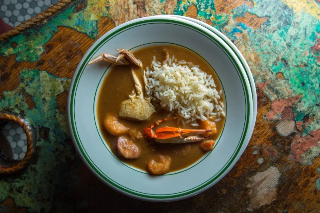 Een bord traditionele gumbo met garnalen, krab en rijst op een gedekte tafel in New Orleans