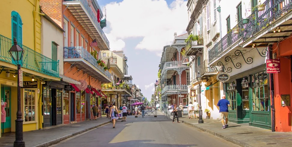 Straatbeeld van Royal Street in het Franse kwartier van New Orleans met kleurrijke gebouwen, smeedijzeren balkons en wandelende toeristen