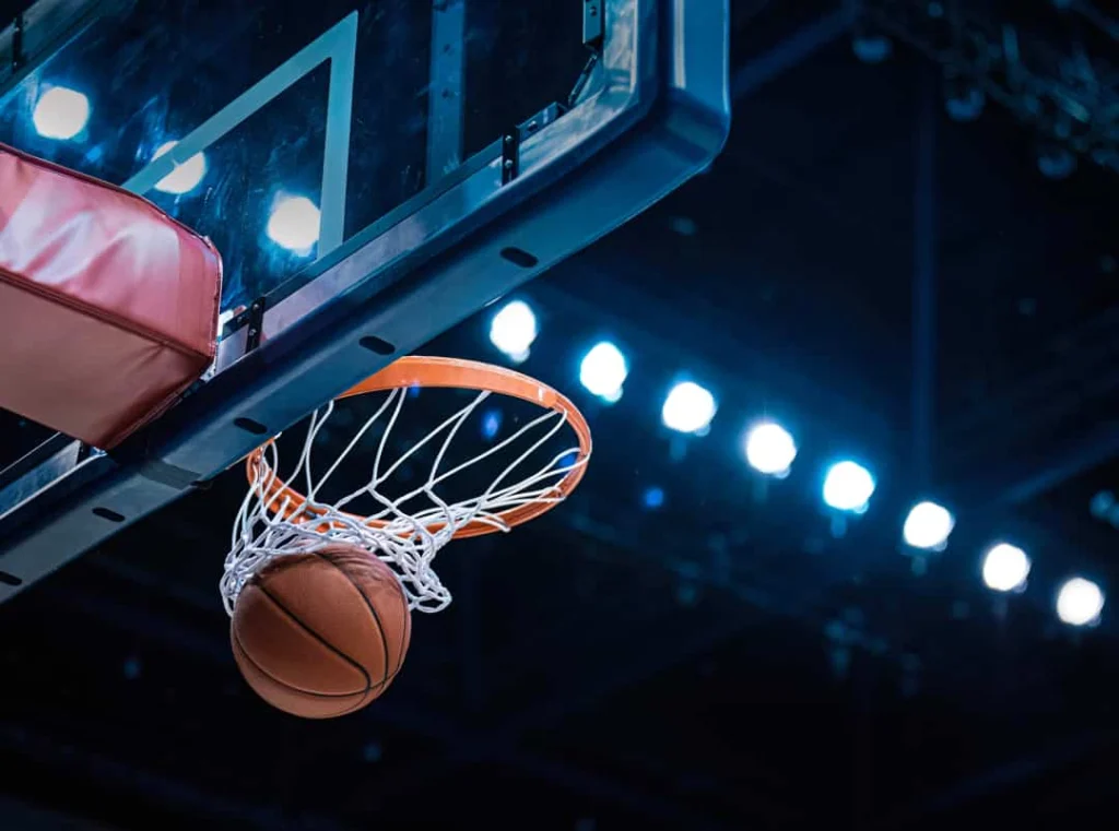 Close-up van een basketbal die net door de ring en het net van de basket valt